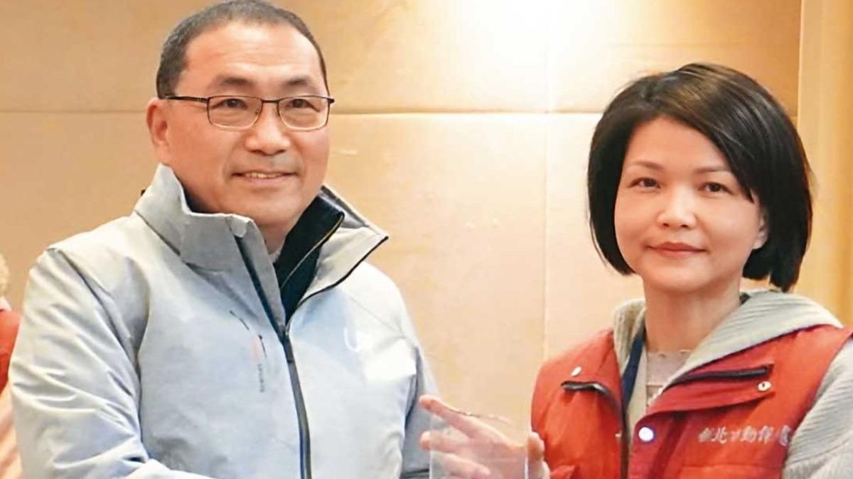 新北市動保處廠商爆出虐貓、霸凌等爭議，處長楊淑方（右）被指控護航包庇。左為新北市長侯友宜。（圖／翻攝新北市動保處官網）
