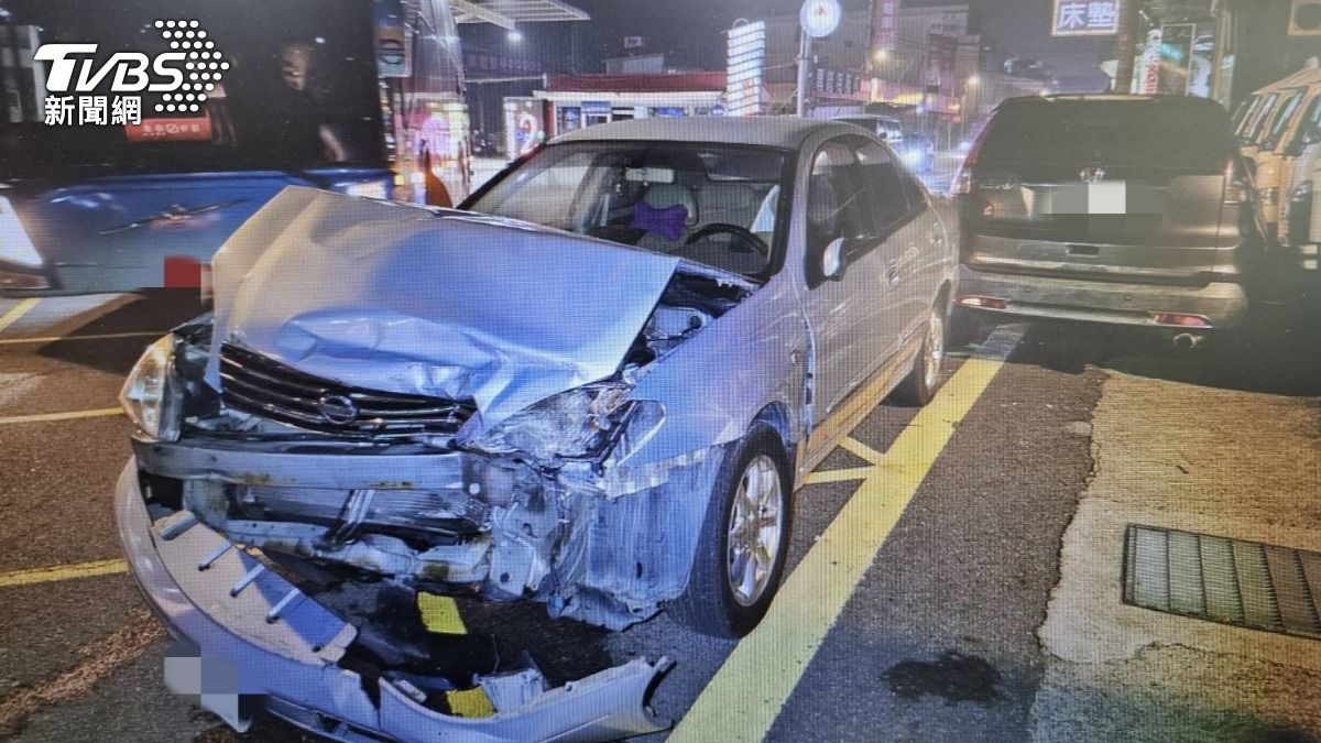 被撞的汽車保險桿直接掉落。（圖／TVBS）