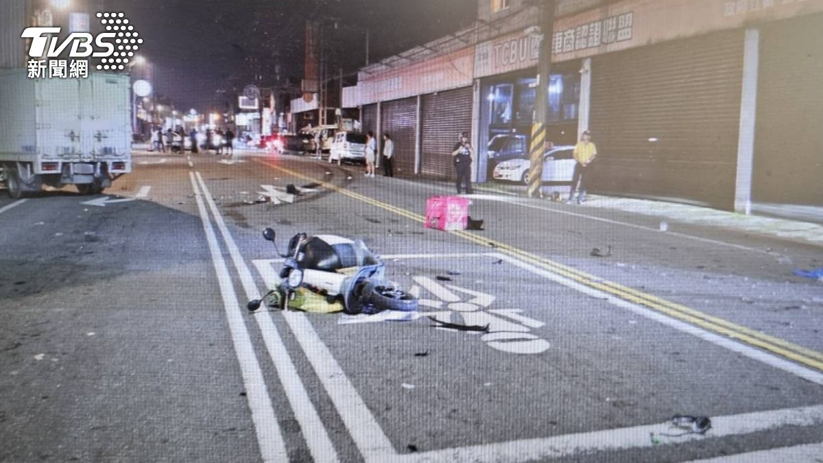 中壢騎士等紅燈遭撞慘死!小貨車猛撞多車 車體零件散滿地
