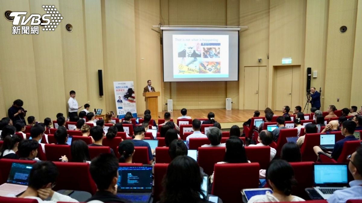 《地下帝國》共同作者亞伯拉罕.紐曼(Abraham Newman)在國立台灣大學「全球政治經濟大師講座」以「川普2.0下的經濟安全」為題開講(圖/TVBS提供)