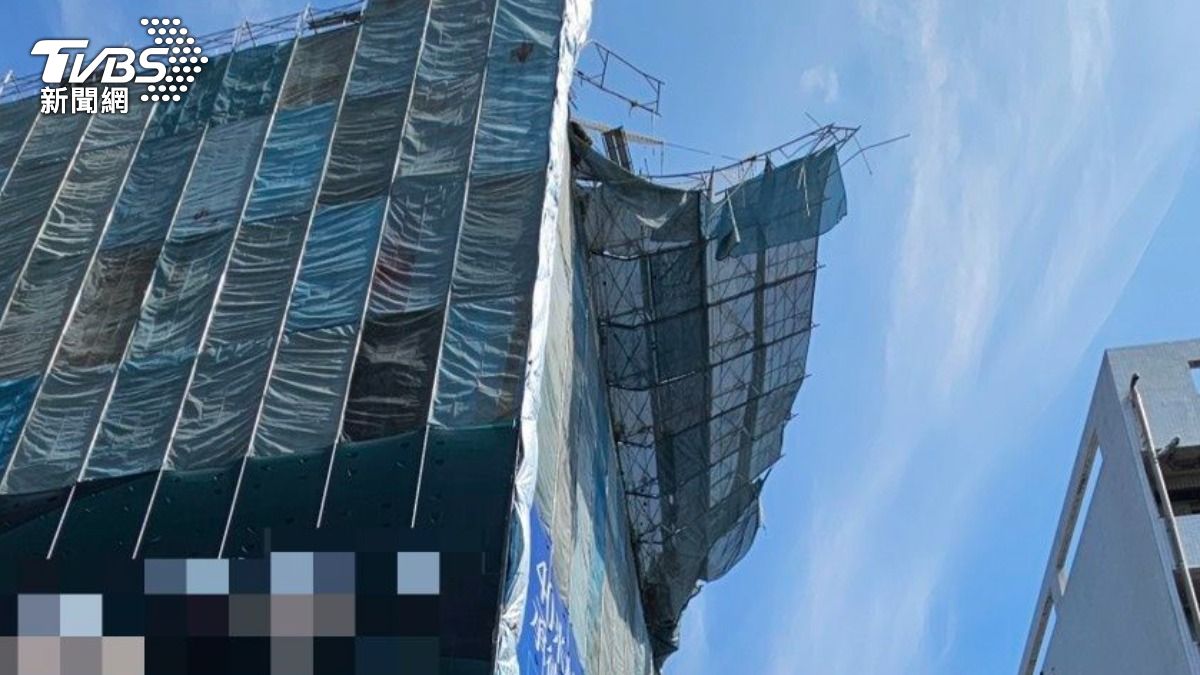 快訊／北市士林建案鷹架掉落！路過車輛遭砸　頂樓鷹架搖搖欲墜