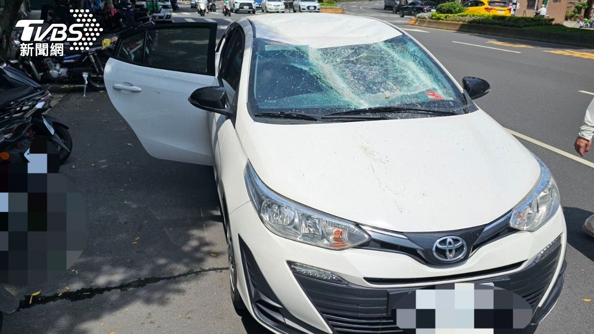 路過車輛慘被掉落鷹架砸中，所幸無人傷亡。（圖／TVBS）