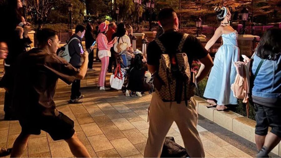 林倩在迪士尼表演時打強光拍攝,讓香港網友超不爽。(圖/翻攝@sun_fatballball Threads)