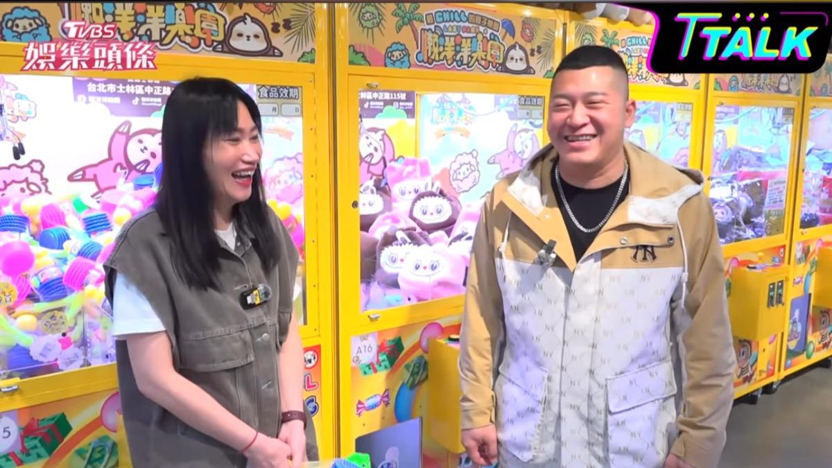 草爺(右)接受娛樂頭條副總編輯楊起鳳專訪。(圖/摘自YOUTUBE)
