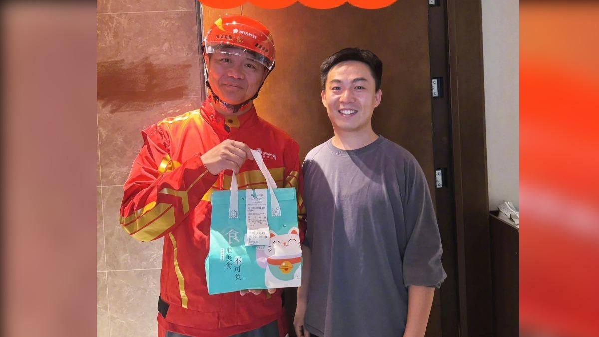 點外送開門嚇一跳！千億富翁親送餐　驚人身分曝光