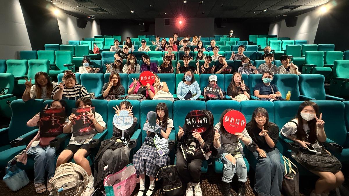 編導劉慧伶與丁寧映後與觀眾合影。(圖/前景娛樂、劇匯文創提供)