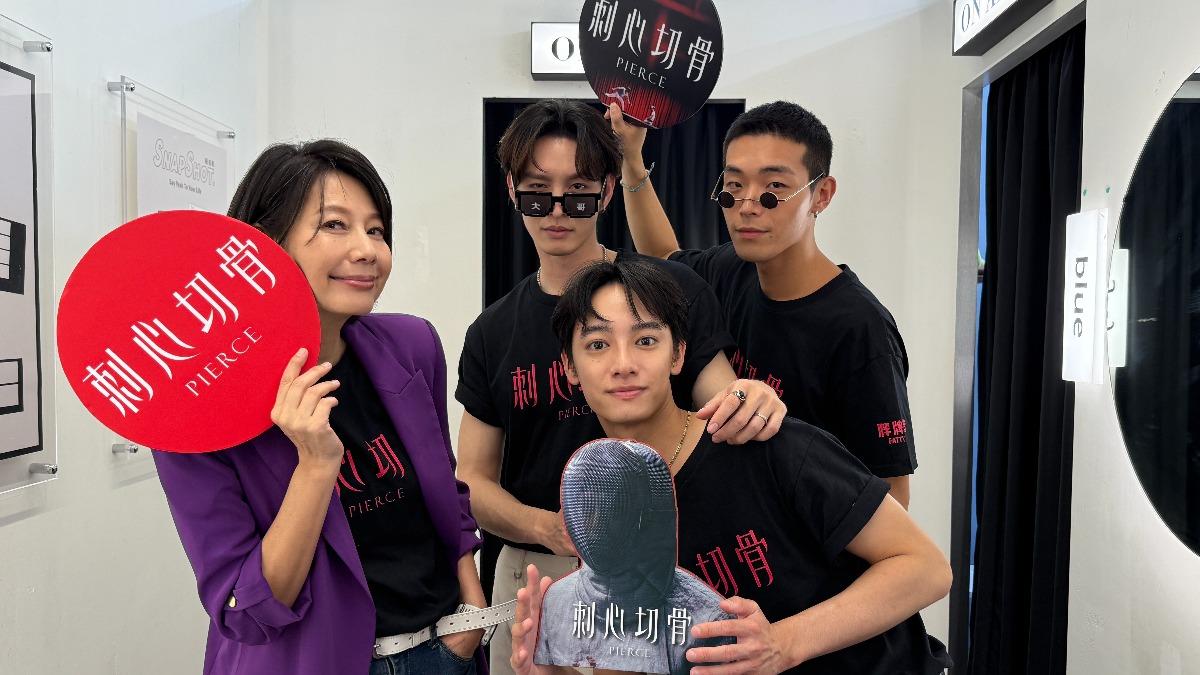 丁寧、曹佑寧、劉修甫、牧森宣傳空檔玩心大起去拍拍貼。(圖/前景娛樂、劇匯文創提供)