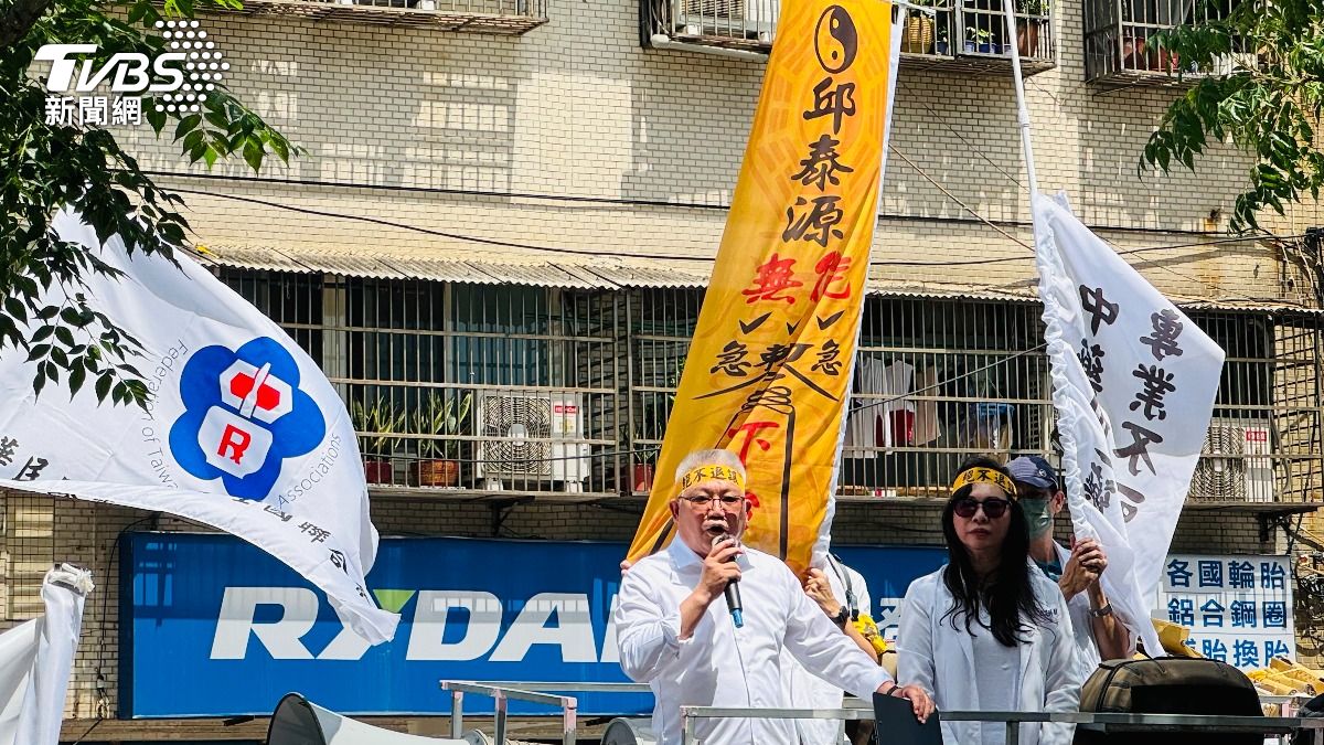 藥師公會理事長黃金舜(左)號召千人上凱道陳抗。(圖/中央社)