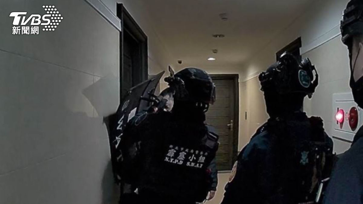 警方出動霹靂小組攻堅逮人。(圖/TVBS)