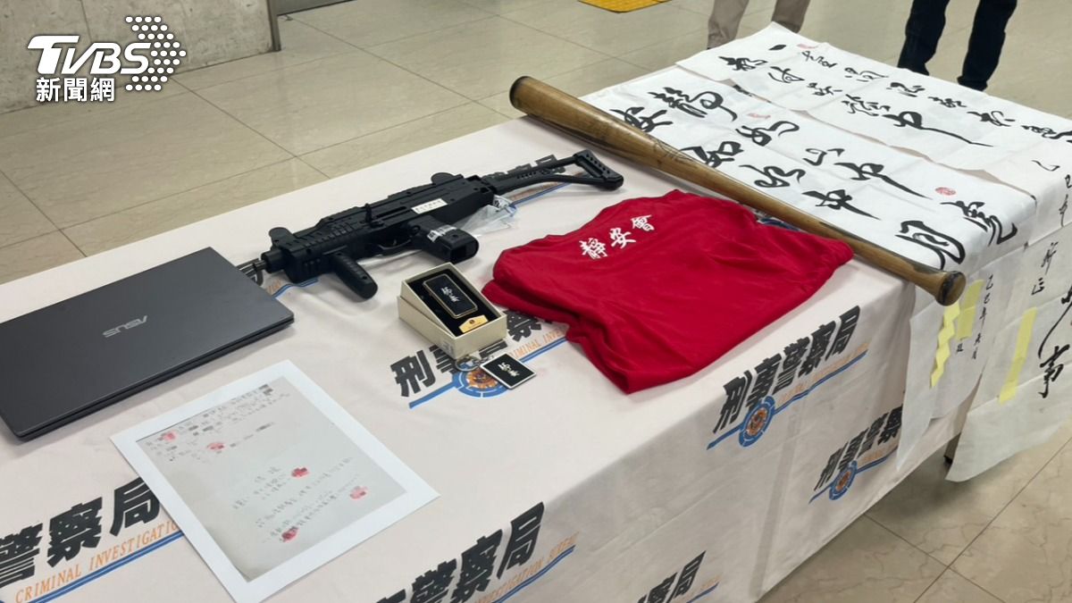 警方查獲長槍、本票等證物。(圖/TVBS)