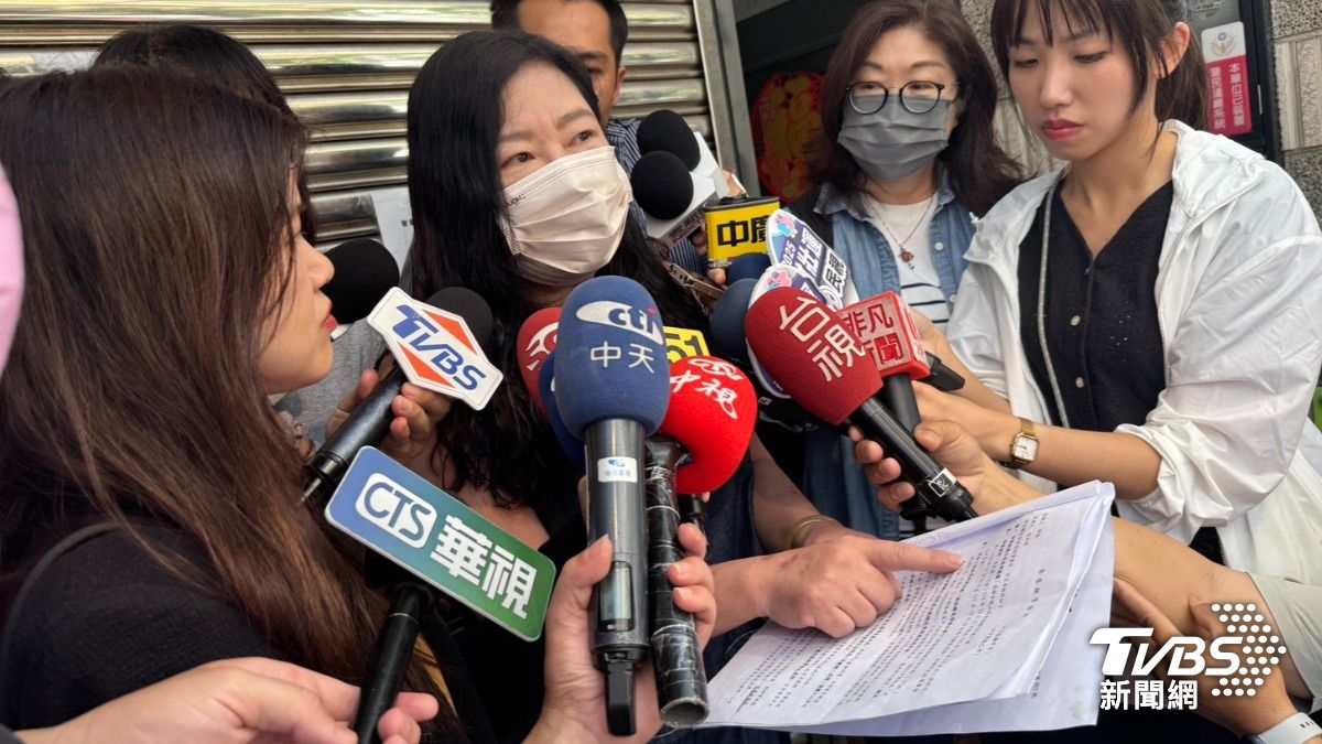 邵姓女房東再度召開記者會還原始末，大嗆飯糰店夫妻「不懂感恩」。（圖／陳佳宜攝）
