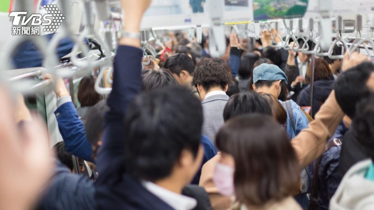 日本電車上很忌諱打擾到別人。(示意圖/達志影像Shutterstock)