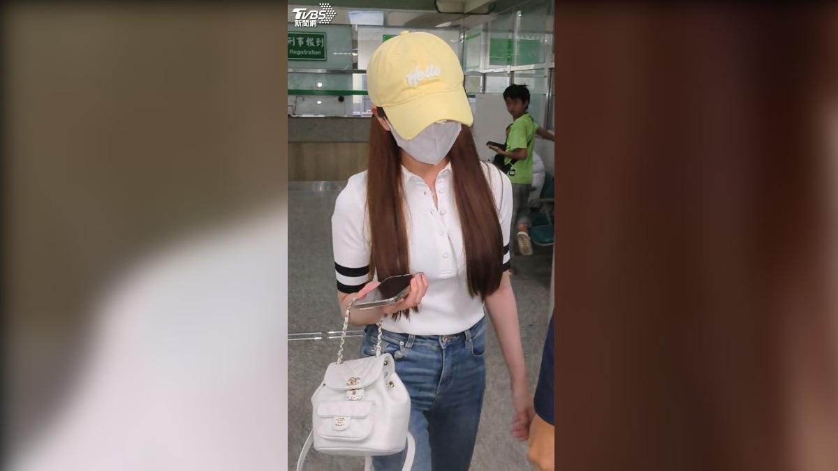 手拎20萬名包!家寧妹「趴哩趴哩」赴檢署應訊 律師:太瞎