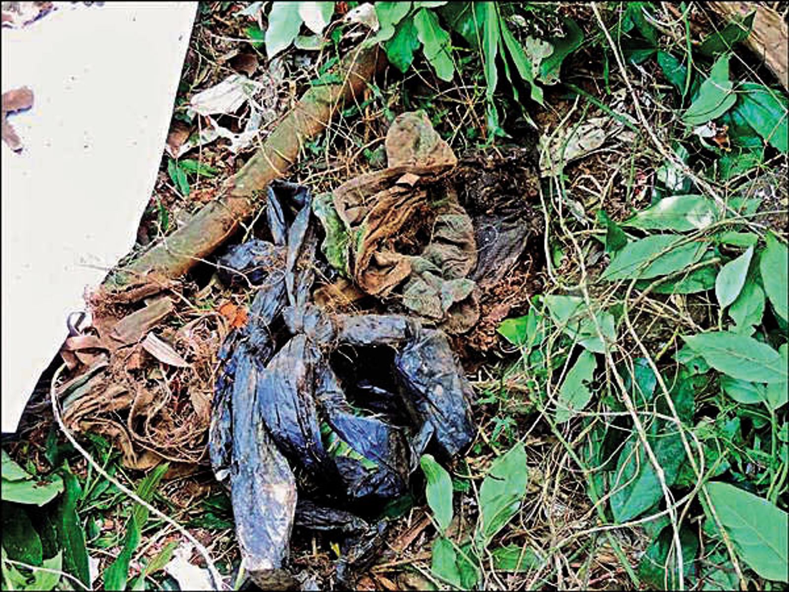 警方在陳屍現場發現以黑色垃圾袋綁成的繩結，懷疑劉、林自殺前曾以此綁在一起。 （圖／翻攝畫面）