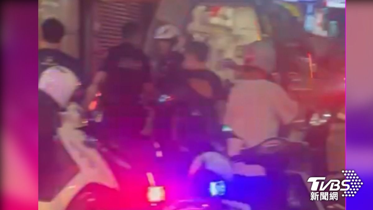 女行人過馬路，慘遭騎士衝撞倒地，警消緊急將女傷者送醫。（圖／TVBS）