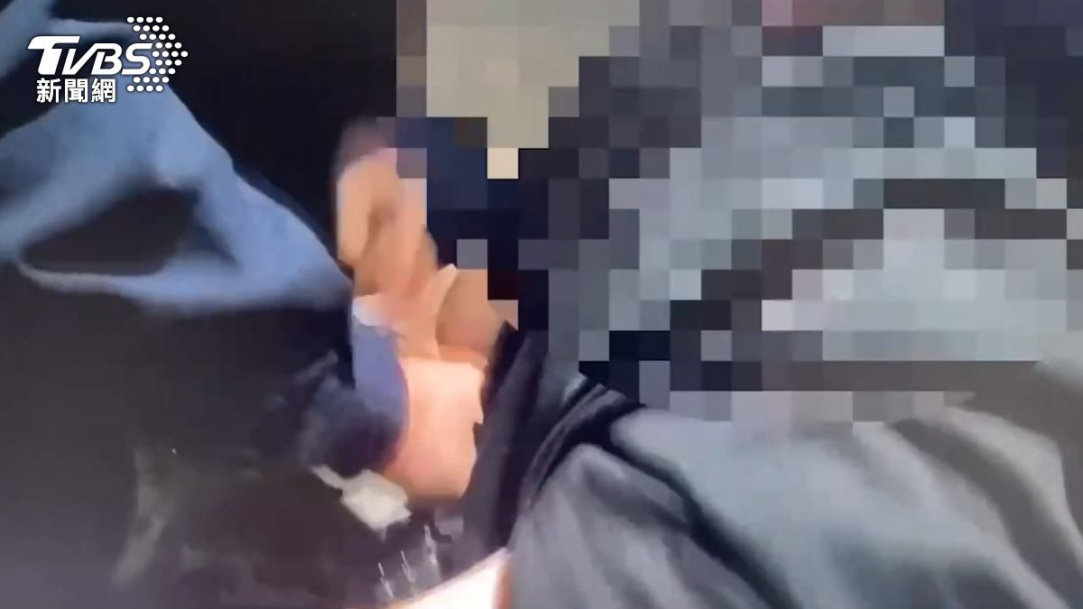 警方到場逮捕涉案男子。（圖／TVBS）