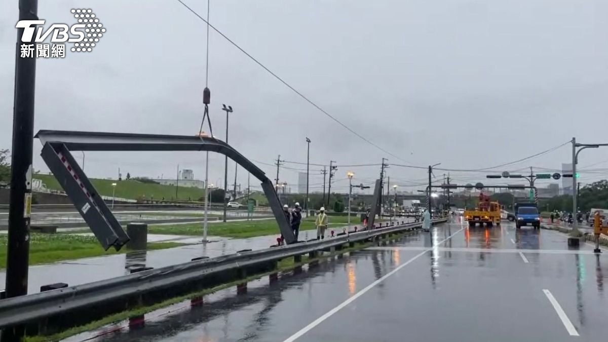 業者及時搶修，稍早道路已恢復全線通行。（圖／TVBS）