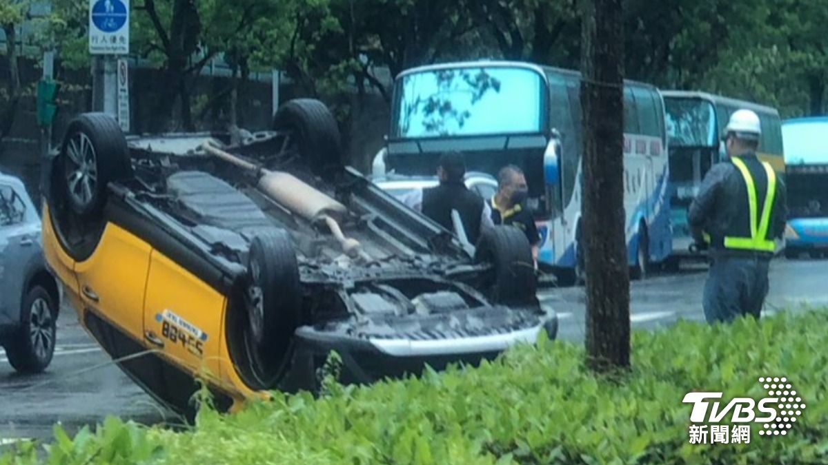 計程車自撞中央分隔島,四輪朝天烏龜翻。(圖/TVBS)