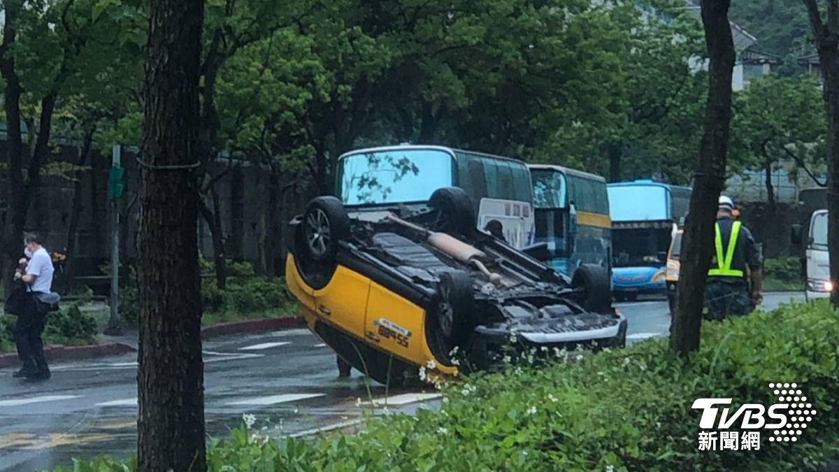 翻車啦!計程車自撞分隔島「烏龜翻」 運將乘客驚嚇逃命