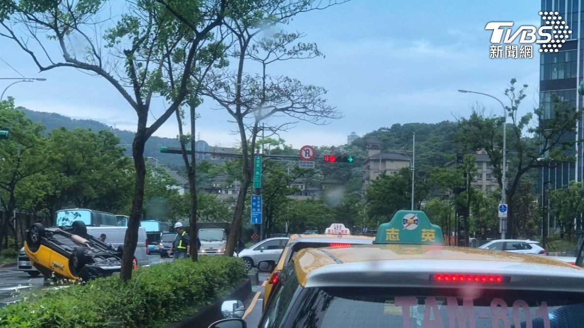計程車自撞中央分隔島,四輪朝天烏龜翻。(圖/TVBS)