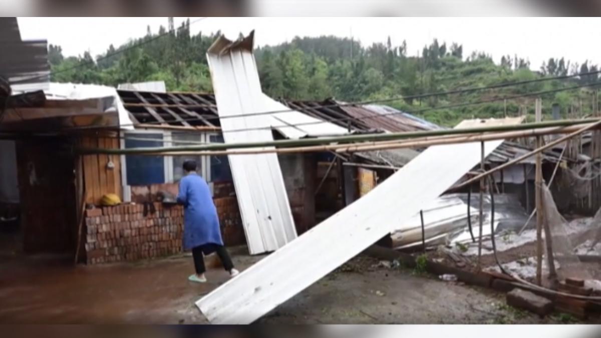 湖南狂風暴雨還下冰雹,超過200棟民宅損毀。(圖/CCTV+)