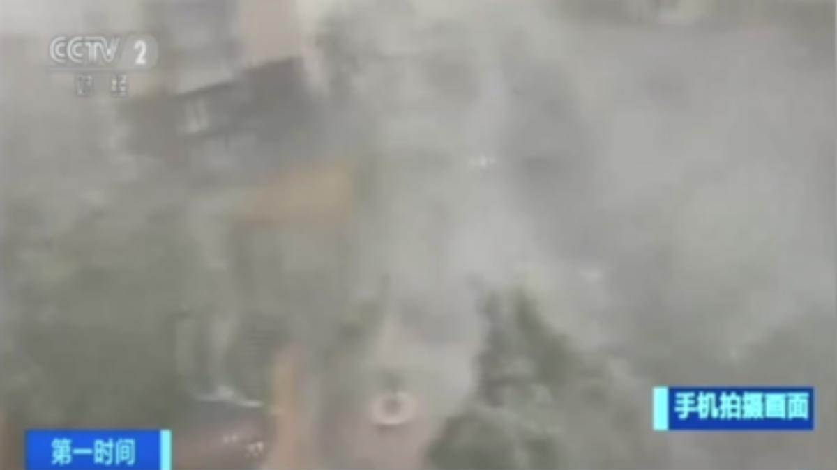 福建市區狂風暴雨,多棵3層樓高路樹被連根拔起,路邊的停車場雨棚被吹倒。(圖/大陸央視)