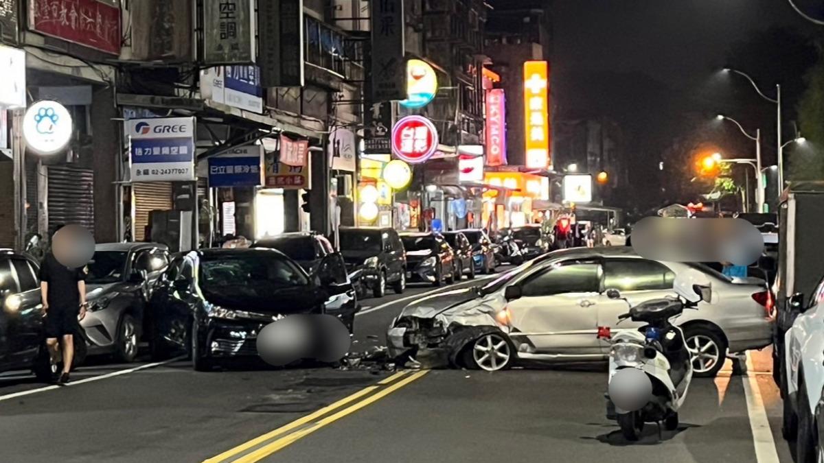無照男開車連環撞!基隆復興路一度封閉 1人輕傷送醫