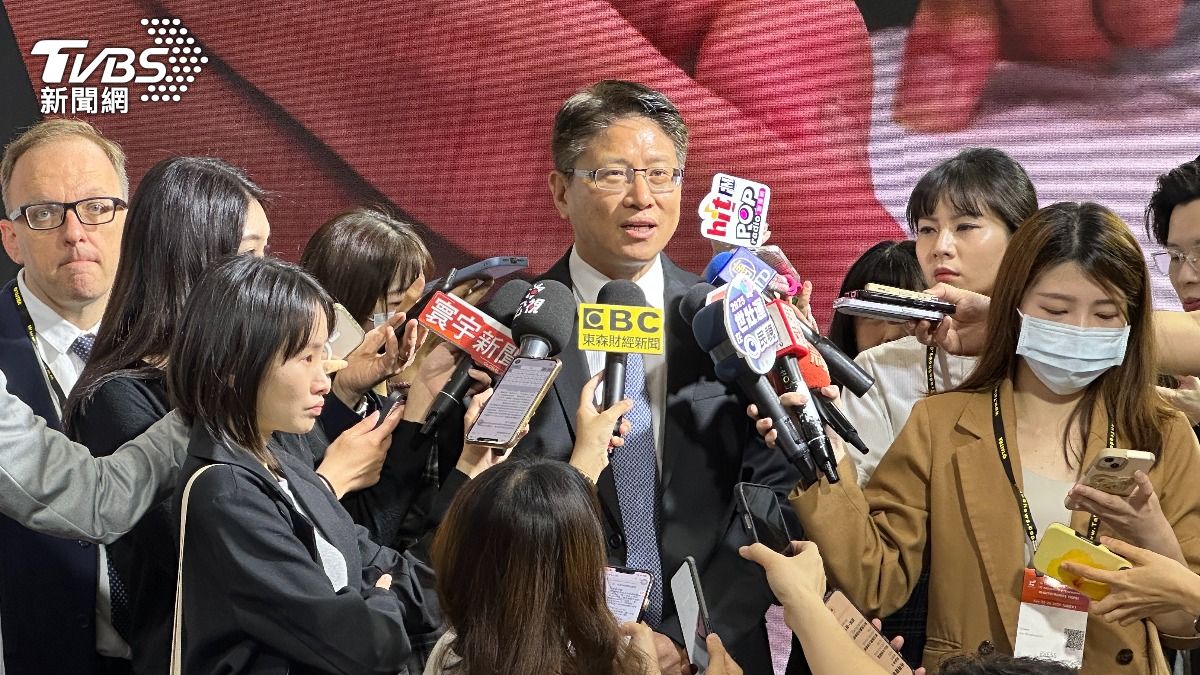 鴻海發言人巫俊毅受訪談關稅影響。(圖/謝佩穎攝)