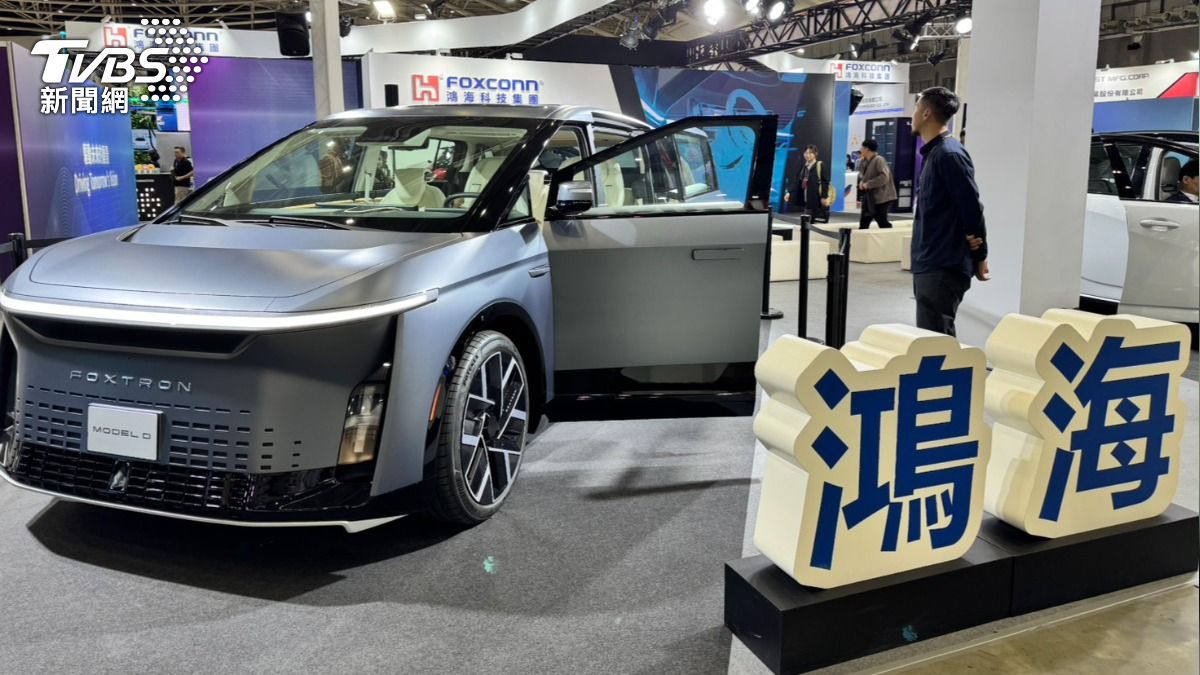 鴻海展出電動乘用車款MODEL D。(圖/謝佩穎攝)