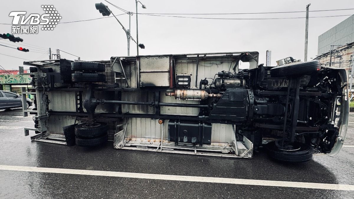 鋒面強襲!今早苗栗頭份「颳9級風」 11噸大貨車慘被吹翻