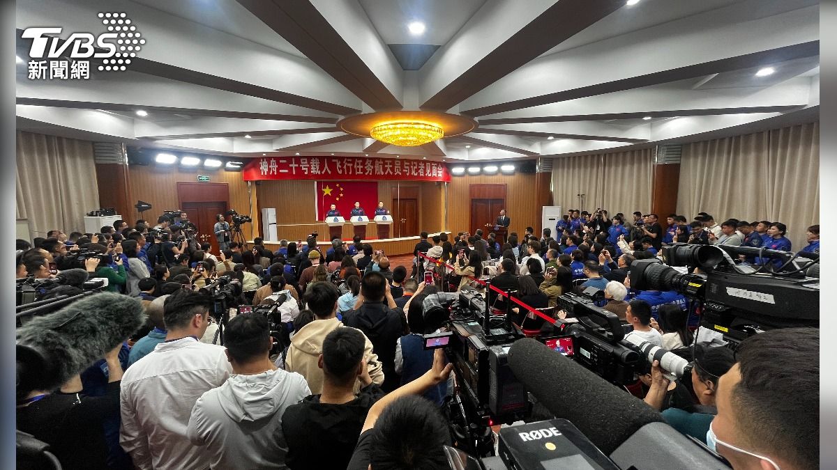神舟二十號三名太空人見面會現場湧入大批媒體。(圖/記者朱光弘攝)