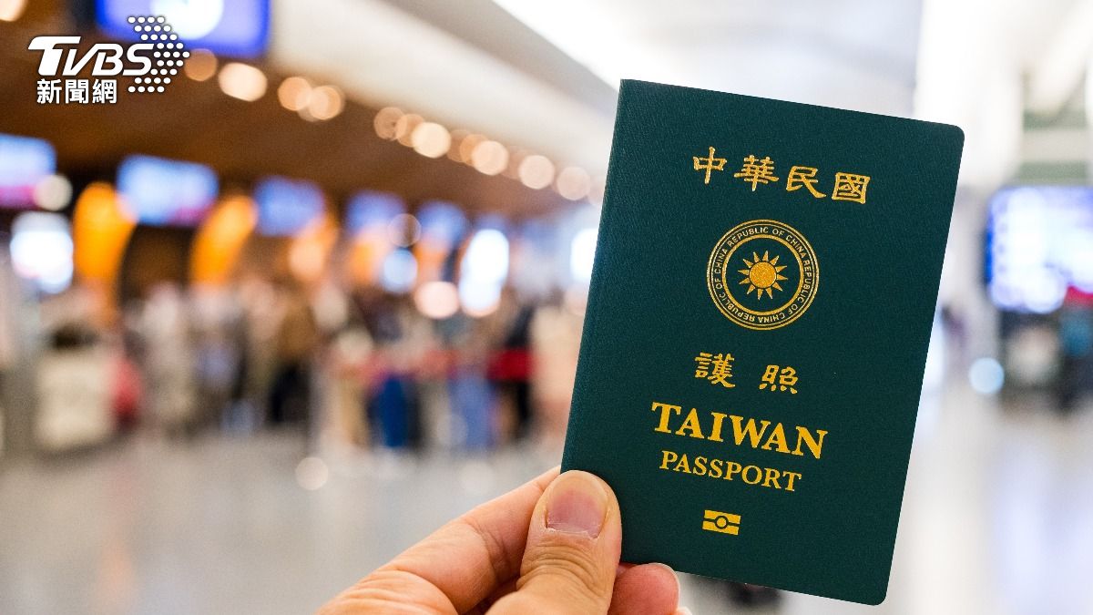 外交部出面說明,由於預算遭刪,只夠採購180萬本空白護照。(示意圖/shutterstock 達志影像)