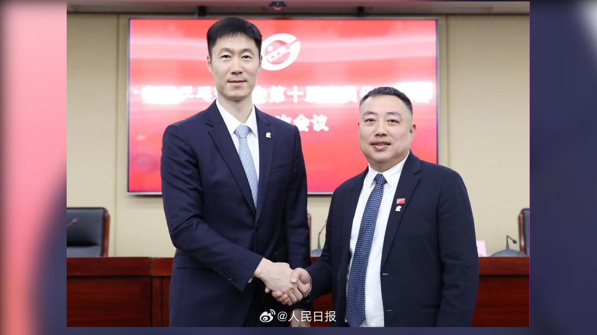 中國桌球協會主席劉國梁(右)請辭,由王勵勤(左)接班。(圖/翻攝自人民日報微博)