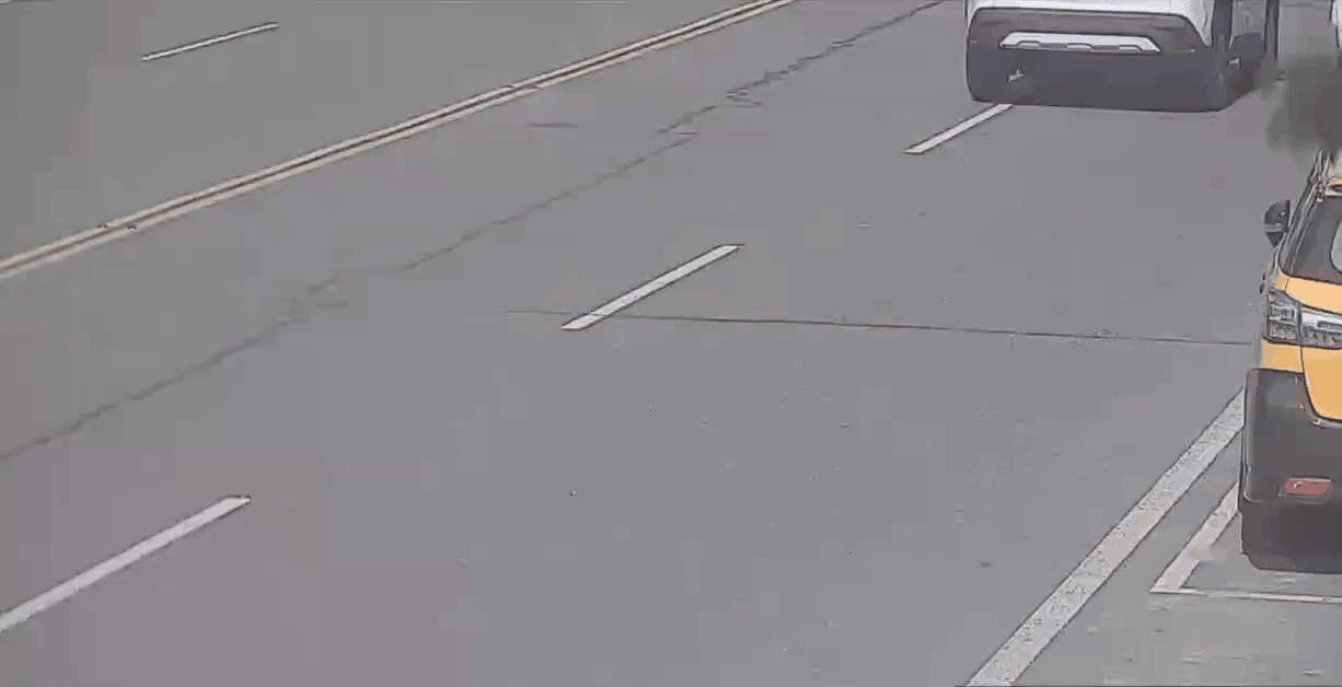 宜蘭小貨車撞死騎士，當場肇事逃逸。（圖／TVBS）