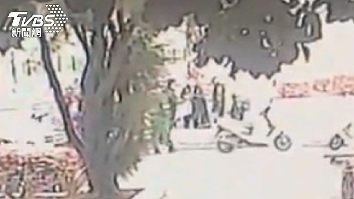 黃姓男子以窗簾勒斃父親後在淡水河岸旁閒晃,當場被員警攔獲。(圖/TVBS資料畫面)