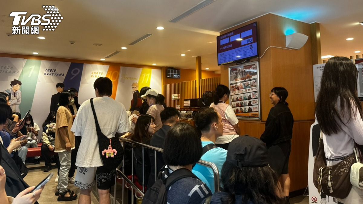 《TVBS新聞網》也下午2點左右直擊壽司郎中華路門市人潮。(圖/陳昫蓁攝)