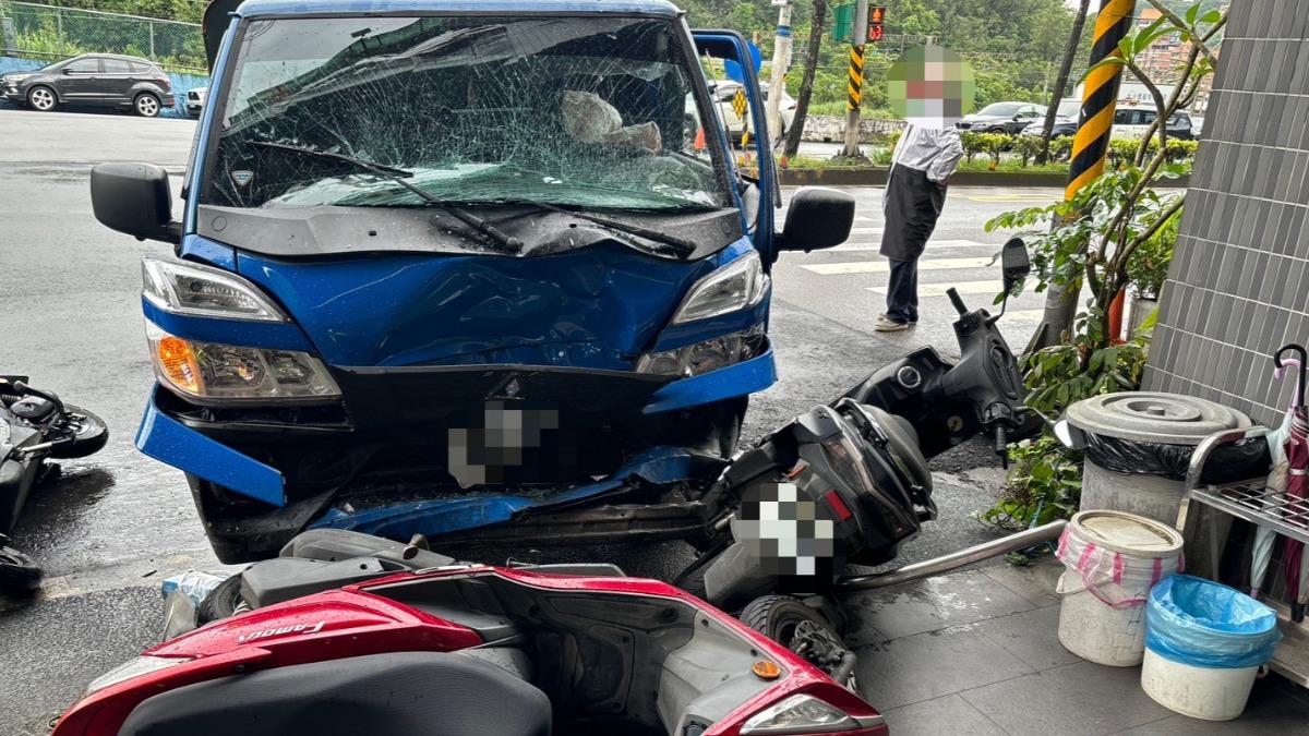 店家表示,還好撞到機車停下,不然會直接衝進店家。(圖/基隆市警察局提供)