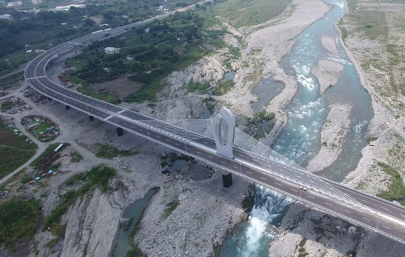 東豐快速道路鯉魚脊背橋完工模擬圖。