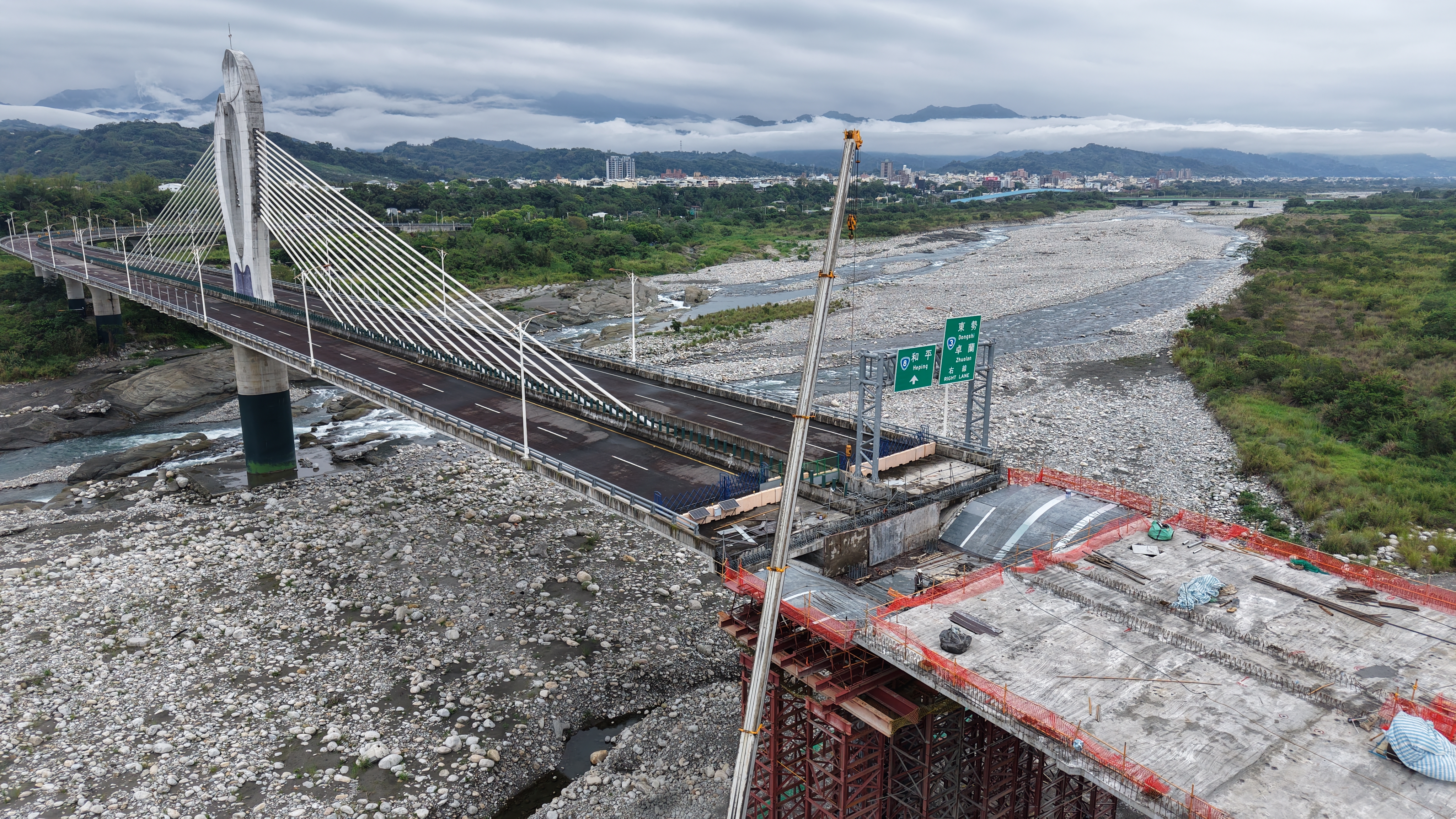 東豐快速道路預計4月底接合延續，終結山城局民10年的「斷橋惡夢」。