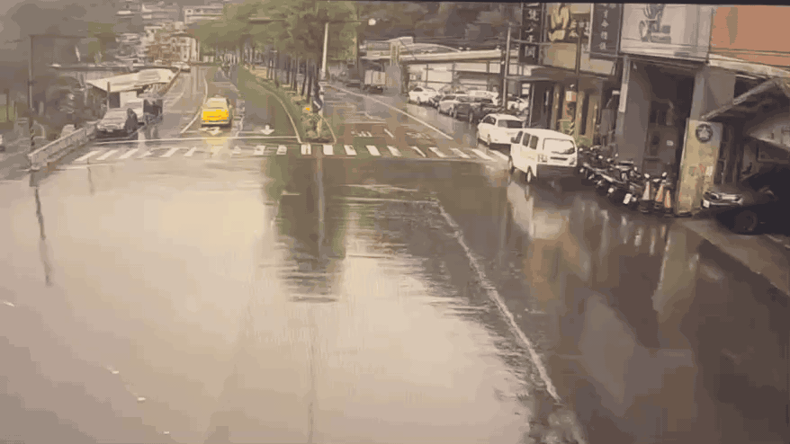 有片/駕駛疑精神不濟!貨車「保齡球式」連撞4車 險衝進店家