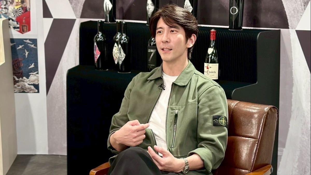 修杰楷公開私人酒窖,收藏約200瓶紅酒。(圖/《修TIME》提供)