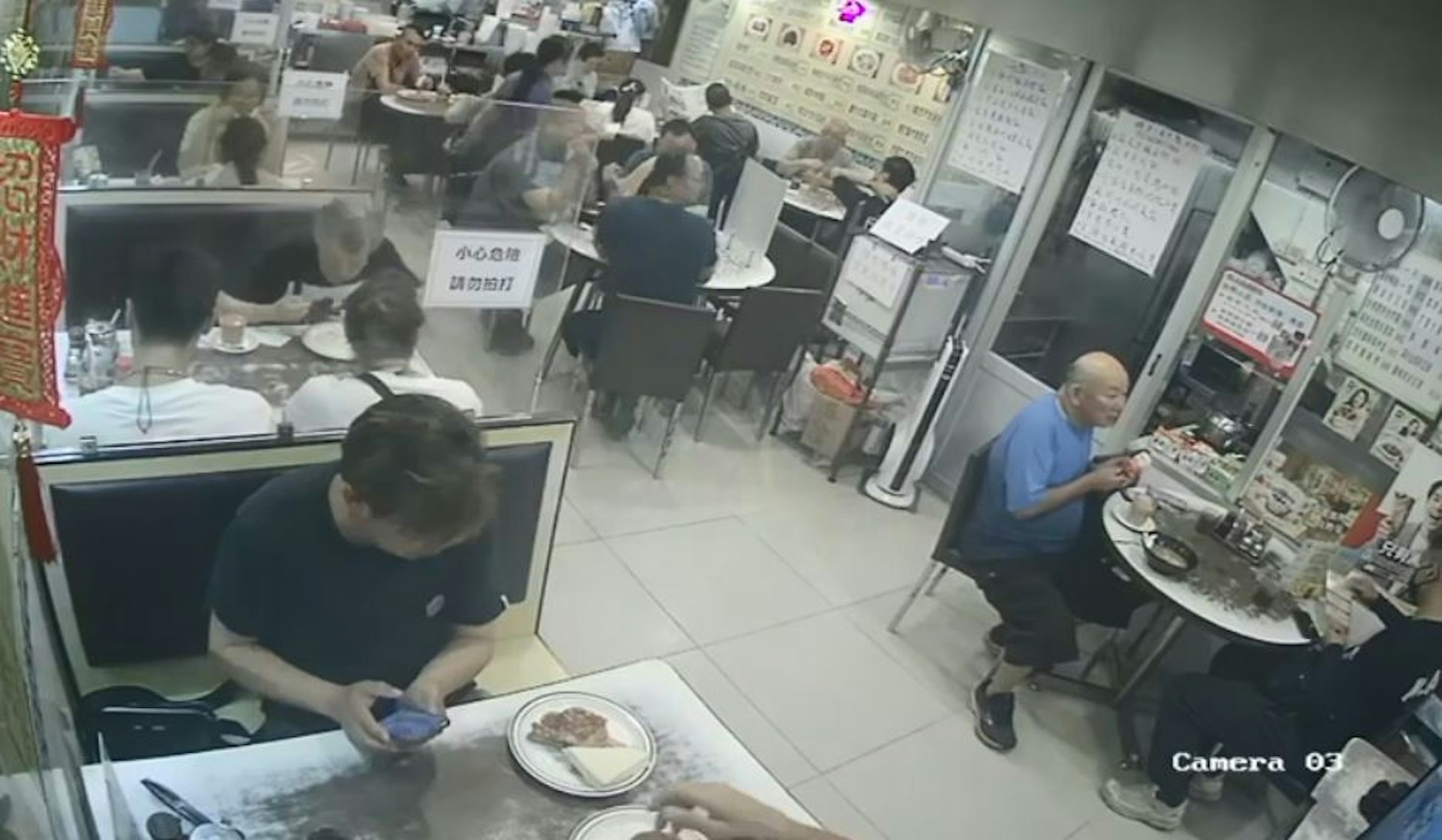 餐廳裡的顧客一臉驚恐。(圖/香港01)