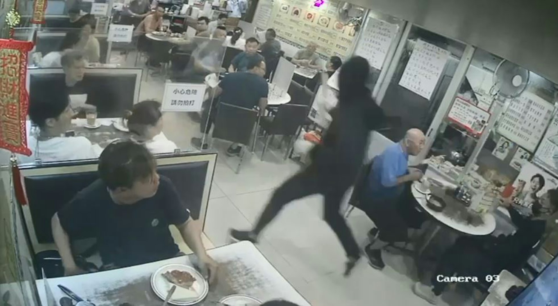歹徒持棍棒衝進店裡。(圖/香港01)
