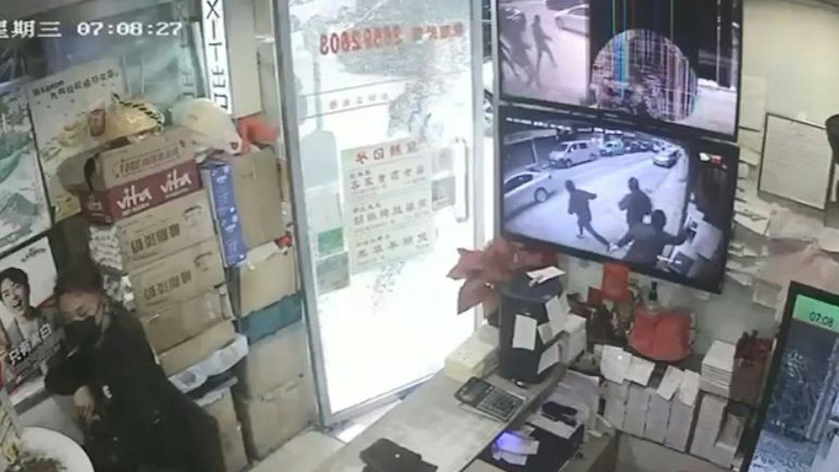 3歹徒持棍棒衝入港1餐廳!半分鐘打爛電視、玻璃後快閃畫面曝