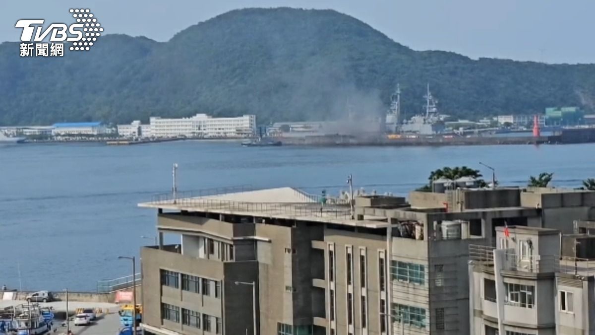 馬公軍艦突竄煙,詳細情形待釐清。(圖/TVBS)