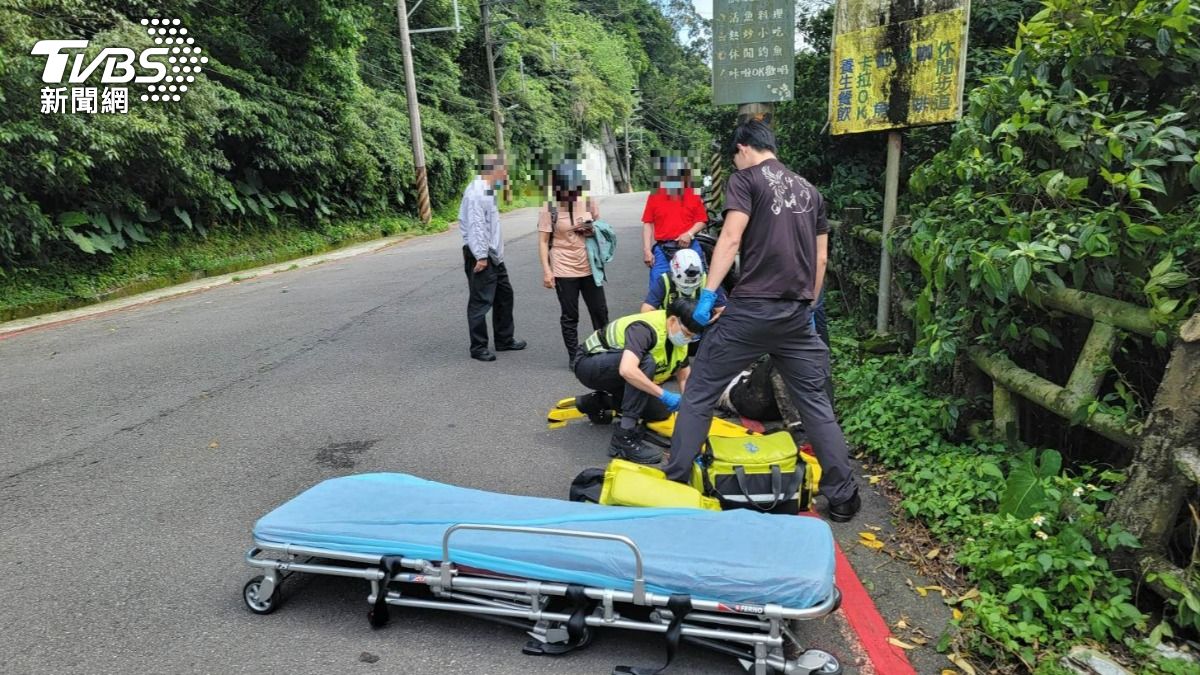 小轎車疑似煞車失靈衝下山坡,警消到場救援。(圖/TVBS)