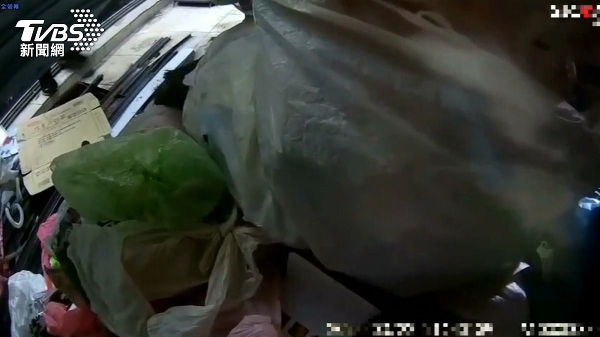 男因搬家垃圾亂堆,鄰居報警處理。(圖/TVBS)