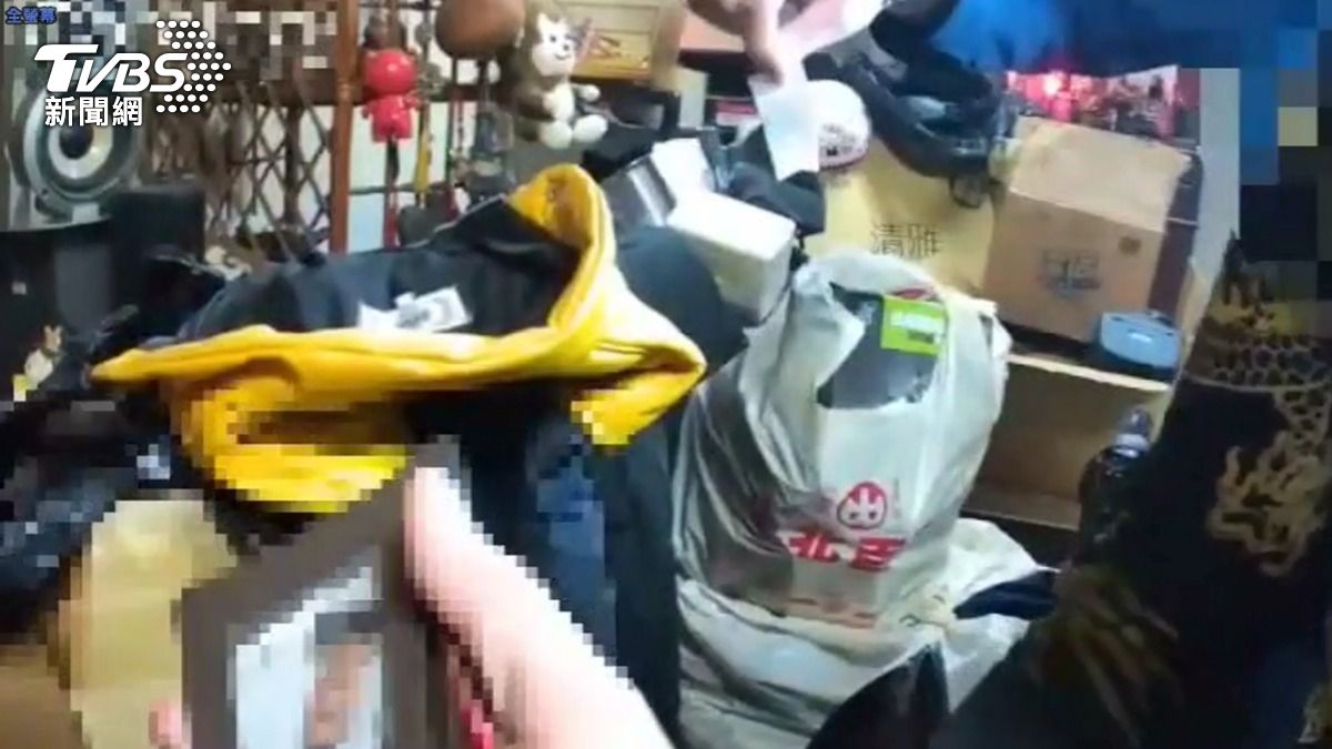 來幫忙搬家的朋友皮夾中搜出毒品。(圖/TVBS)