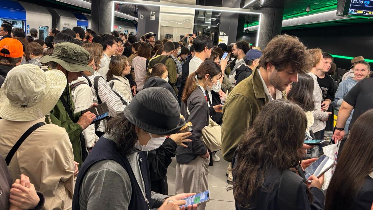 大阪世博「地鐵故障全線停駛」 4千人擠爆車站畫面曝光