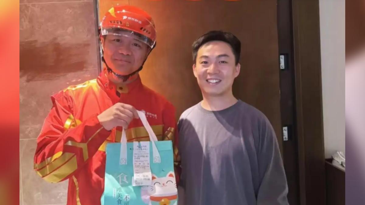 京東集團創辦人劉強東換上紅色風衣制服，騎著電動機車送外賣，還與其他外送員一同聚餐，成功炒熱話題。（圖／網路）